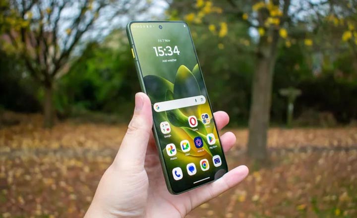 পেন্সিলের চেয়েও পাতলা স্মার্টফোন আনল মটোরোলা